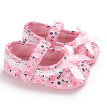 Load image into Gallery viewer, Sweet Princess White Floral Baby Girls Cotton Crib Shoes Soft Sole Anti-slip Elegant Design Shoes For Baby Girls