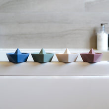 Load image into Gallery viewer, Shnuggle Stack and Sail Bath Boat Toys