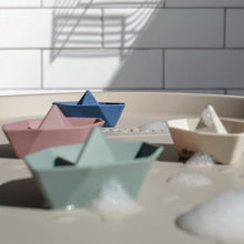 Load image into Gallery viewer, Shnuggle Stack and Sail Bath Boat Toys