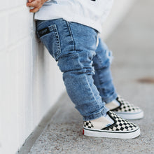 Load image into Gallery viewer, Light Wash Distressed Denim
