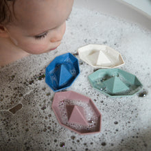 Load image into Gallery viewer, Shnuggle Stack and Sail Bath Boat Toys