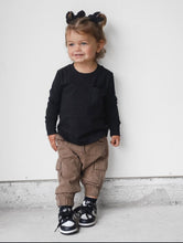 Load image into Gallery viewer, Long Sleeve Pocket Tee - Black