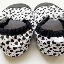 Load image into Gallery viewer, Hearts Baby Moccasins