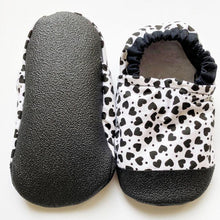 Load image into Gallery viewer, Hearts Baby Moccasins