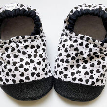 Load image into Gallery viewer, Hearts Baby Moccasins