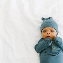 Load image into Gallery viewer, Navy top knot hat
