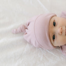Load image into Gallery viewer, blush ribbed top knot hat
