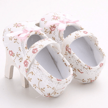 Load image into Gallery viewer, Sweet Princess White Floral Baby Girls Cotton Crib Shoes Soft Sole Anti-slip Elegant Design Shoes For Baby Girls
