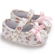Load image into Gallery viewer, Sweet Princess White Floral Baby Girls Cotton Crib Shoes Soft Sole Anti-slip Elegant Design Shoes For Baby Girls
