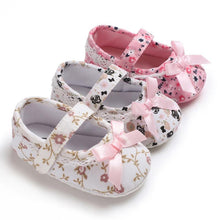 Load image into Gallery viewer, Sweet Princess White Floral Baby Girls Cotton Crib Shoes Soft Sole Anti-slip Elegant Design Shoes For Baby Girls
