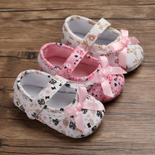 Load image into Gallery viewer, Sweet Princess White Floral Baby Girls Cotton Crib Shoes Soft Sole Anti-slip Elegant Design Shoes For Baby Girls
