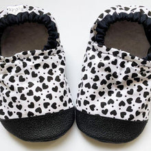 Load image into Gallery viewer, Hearts Baby Moccasins
